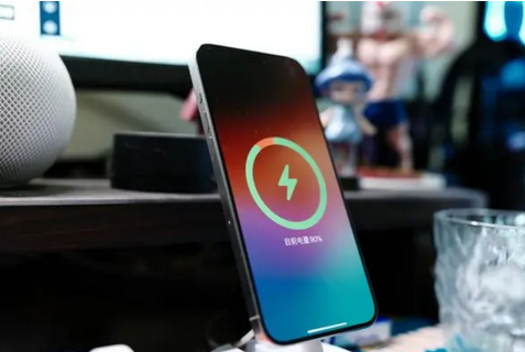 紫云苹果15换屏服务分享用什么充电器给iPhone15充电更好 